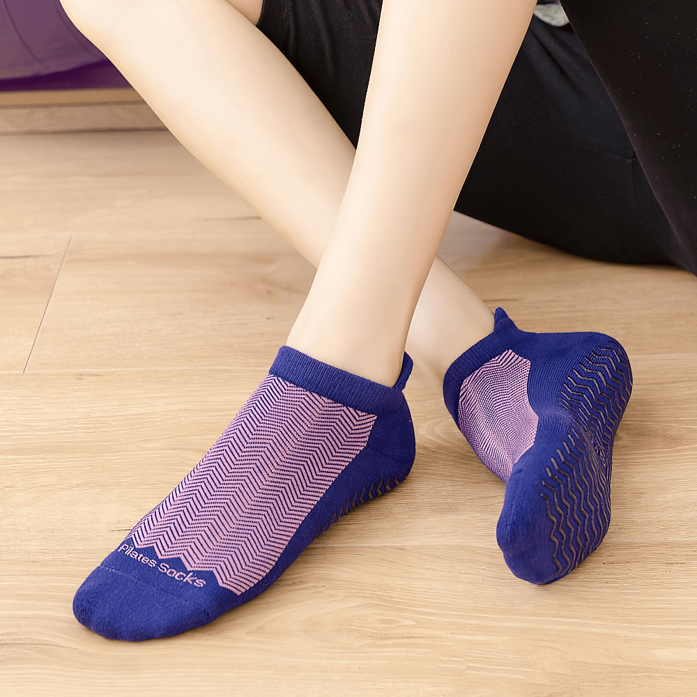 Comfortable women's non-slip breathable pilates socks in purple, perfect for yoga and fitness with anti-pilling technology.